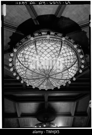 Deuxième étage, DEUXIÈME SOCIÉTÉ PRIX, DÉTAIL DE GRAND LUSTRE - 7e Regiment Armory, 643 Park Avenue, New York, New York County, NY Banque D'Images