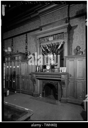 2e étage, 7e prix de l'entreprise, détail d'une cheminée, mur sud - 7e Regiment Armory, 643 Park Avenue, New York, New York County, NY Banque D'Images