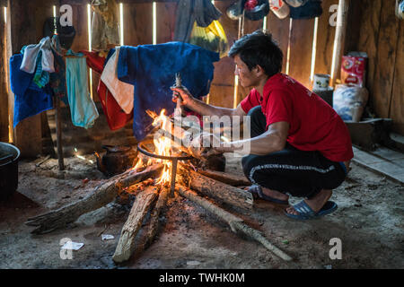 Après l'abattage de porcs dans le rituel chamanique village Akha, près de Phongsali, Laos, Asie. Banque D'Images