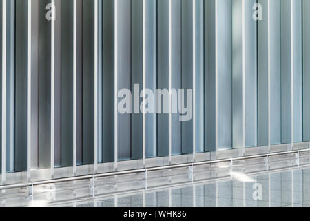 Vide abstrait moderne bureau intérieur avec des murs en métal brillant et un sol en pierre polie Banque D'Images