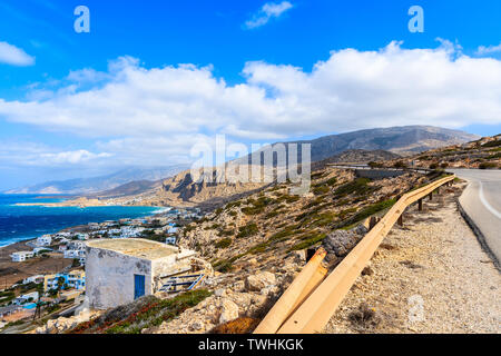 Vue de la ville de Lefkos sur la côte de la mer à partir de la route de montagne, l'île de Karpathos, Grèce Banque D'Images