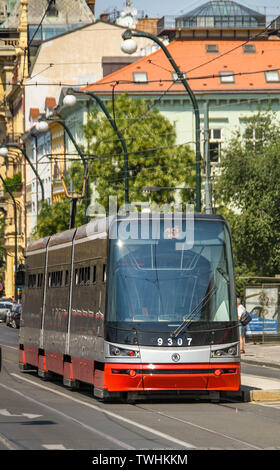 PRAGUE, RÉPUBLIQUE TCHÈQUE - AOÛT 2018 : le tramway électrique moderne en marche le long d'une rue de Prague. Banque D'Images