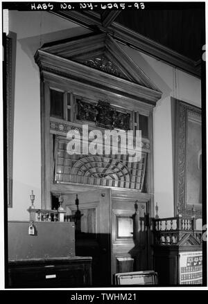 Deuxième étage, dixième chambre, ENTREPRISE DE DÉTAIL TABLEAU ARRIÈRE ET SUR LE FRONTON DE LA PORTE - 7e Regiment Armory, 643 Park Avenue, New York, New York County, NY Banque D'Images