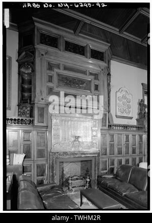 Deuxième étage, dixième chambre, de l'entreprise Détail montrant plaque en laiton, et cheminée - 7e Regiment Armory, 643 Park Avenue, New York, New York County, NY Banque D'Images