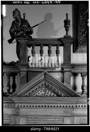 Deuxième étage, dixième chambre, ENTREPRISE DE DÉTAIL SUR FRONTON PANEL - 7e Regiment Armory, 643 Park Avenue, New York, New York County, NY Banque D'Images