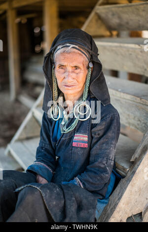 Portrait de la femme Akha Pixor ethnicité, Phongsali, Laos, Asie. Banque D'Images