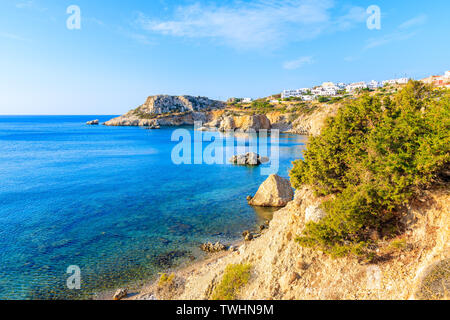 La mer d'azur et belle plage sur l'île de Karpathos dans Ammopi village, Grèce Banque D'Images