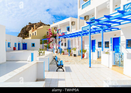 Appartements typiquement grec blanc dans Ammopi village sur l'île de Karpathos, Grèce Banque D'Images