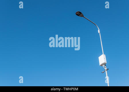 Lampadaire LED avec caméra de surveillance ou de surveillance Operaiting Banque D'Images