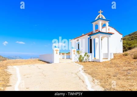 L'église blanche traditionnelle dans les montagnes de l'île de Karpathos, Grèce Banque D'Images