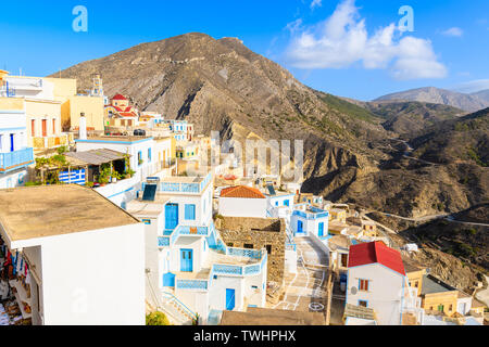 Maisons colorées d'Olympos village de montagnes de l'île de Karpathos, Grèce Banque D'Images