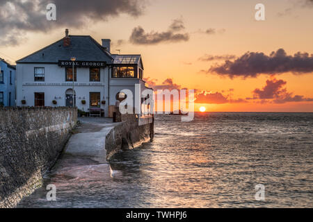 Appledore, Devon, UK. Jeudi 20 juin 2019 - Royaume-Uni Météo. À la veille du solstice d'été, après une journée chaude et ensoleillée dans le Nord du Devon, le soleil se couche sur le sauvetage Appledore amarré sur la rivière Torridge. Credit : Terry Mathews/Alamy Live News Banque D'Images