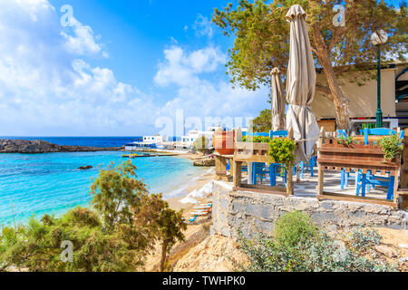 Taverna terrasse sur belle plage de Lefkos village sur la côte de l'île de Karpathos, Grèce Banque D'Images