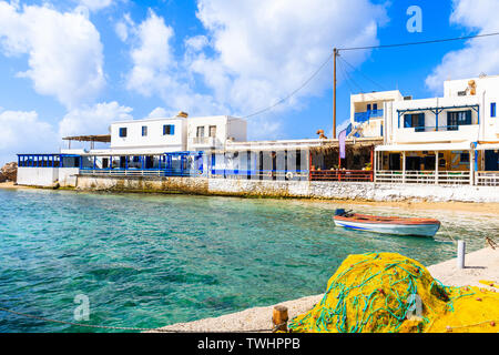 Les filets de pêche et voile à Lefkos port avec des maisons typiquement grec sur la côte, l'île de Karpathos, Grèce Banque D'Images