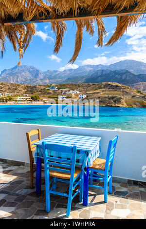 Terrasse avec table de taverne grecque traditionnelle à Lefkos port sur l'île de Karpathos, Grèce Banque D'Images