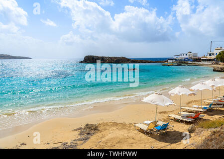 Transats sur la belle plage de Lefkos village sur la côte de l'île de Karpathos, Grèce. Banque D'Images