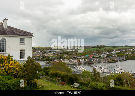 Jardin privé donnant sur la baie et le port de Kinsale à Kinsale, comté de Cork, Irlande Banque D'Images