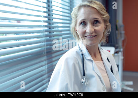 Female doctor smiling dans l'hôpital Banque D'Images