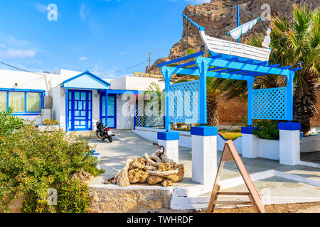 Entrée de taverne grecque typique sur la rue de village de Finiki, l'île de Karpathos, Grèce Banque D'Images