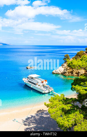 Bateau de tourisme à ancrage Apella belle plage sur l'île de Karpathos, Grèce Banque D'Images