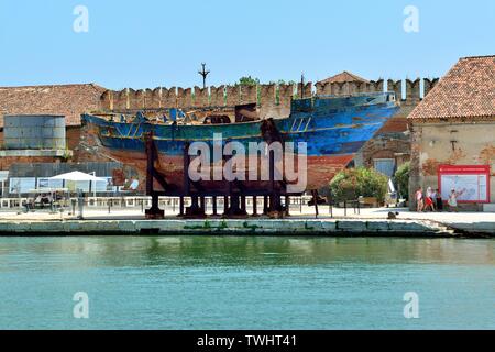 Biennale de Venise, 2019 : Barca Nostra la relique du bateau de pêche,qui, coula près de l'île de Lampedusa en 2015, où plus de 700 migrants sont morts, Banque D'Images