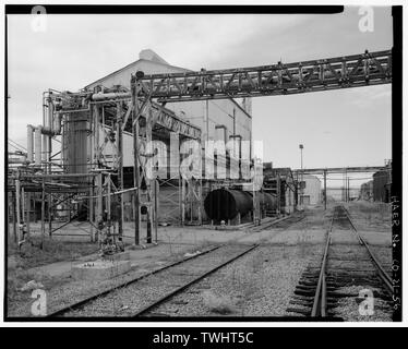 La société pétrolière Shell, passage tuyauterie industrielle et NORTH RAILROAD À BORD DU NORD DE L'USINE. Vue DE SUD-OUEST. - Rocky Mountain Arsenal, délimité par quatre-vingt-sixième Avenue et cinquante-sixième Avenue, Buckley Road, Quebec Street et Colorado Highway 2, Commerce City, comté d'Adams, CO Banque D'Images