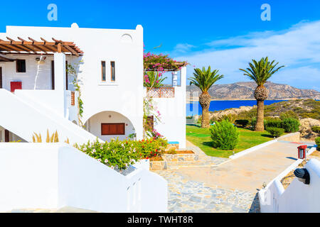 Belles villas dans Ammopi village sur la côte de la mer de l'île de Karpathos, Grèce Banque D'Images