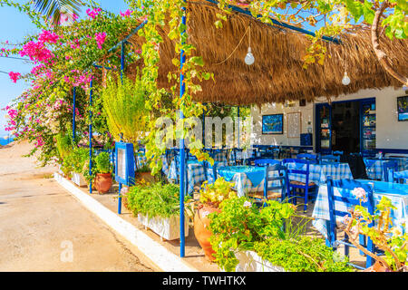 VILLAGE DE LEFKOS, l'île de Karpathos - Oct 1, 2018 : terrasse avec tables de taverne grecque traditionnelle décorée de fleurs dans le village de Lefkos Karpathos Banque D'Images