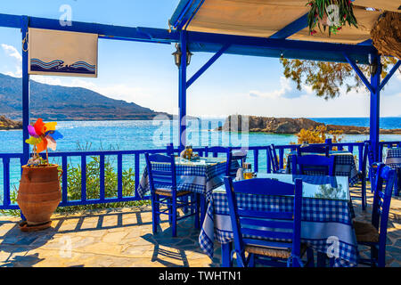 Terrasse avec tables de taverne grecque traditionnelle avec vue sur la mer à Lefkos village sur l'île de Karpathos, Grèce Banque D'Images