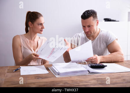 Jeune couple arguing about facture cher à la maison Banque D'Images
