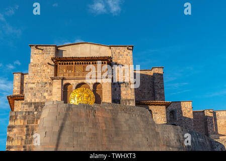 Le temple du soleil inca ou Temple du Soleil à Cusco ville pendant Inti Raymi, d'où le disque solaire. Le bâtiment est aussi le couvent de Santo Domingo, Cusco, Pérou. Banque D'Images