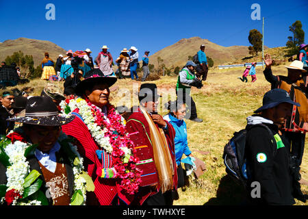 Bolivie 20 Juin 2019 : le président bolivien Evo Morales Ayma (centre) mène une randonnée le long d'une section internationale de la route Inca Qhapaq Ñan près de Desaguadero. L'événement était organisé par le ministère des cultures et du tourisme afin de promouvoir le tourisme et les cultures autochtones de la Bolivie. Banque D'Images