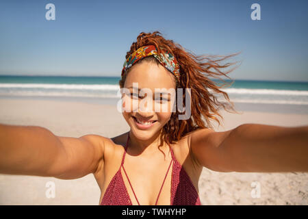 Belle femme debout sur la plage Banque D'Images