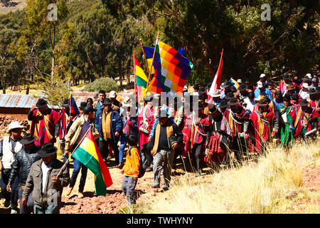 Bolivie 20 Juin 2019 : le président bolivien Evo Morales Ayma (centre) mène une randonnée le long d'une section internationale de la route Inca Qhapaq Ñan près de Desaguadero. L'événement était organisé par le ministère des cultures et du tourisme afin de promouvoir le tourisme et les cultures autochtones de la Bolivie. Banque D'Images