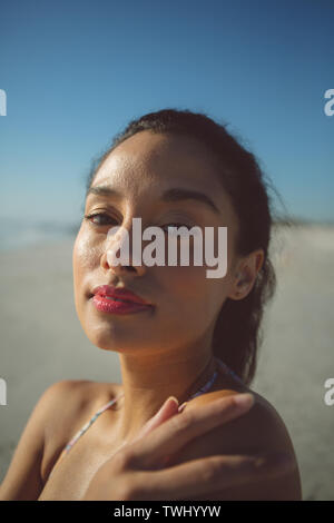 Belle femme debout sur la plage Banque D'Images