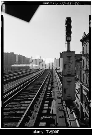 5874T, signal voie locale en direction sud, VUE GÉNÉRALE SUD AU-DESSUS DE 169TH ST. - Interborough Rapid Transit Company, troisième ligne surélevée Avenue, quartier du Bronx, New York, New York County, NY Banque D'Images