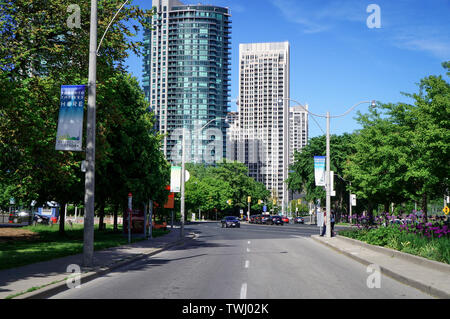 Toronto, Canada - 0609 2019 : l'été est venu à Toronto city. Vue d'été de la princesse Gates le long du boulevard Lake Shore Banque D'Images