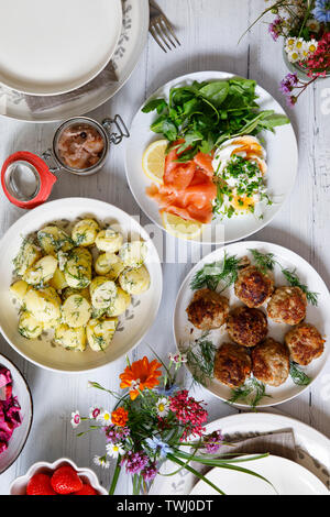 Songe d'une fête scandinave avec la salade de pommes de terre, boulettes de viande, de saumon et de betterave Banque D'Images