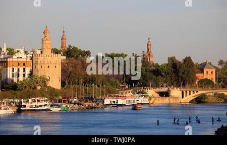 L'Espagne, Andalousie, Séville, Skyline, Guadalquivir, Banque D'Images