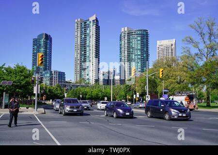 Toronto, Canada - 0609 2019 : Le trafic sur le boulevard Lakeshore Ouest et la jonction de l'avenue Strachan en face de nouveaux immeubles de grande hauteur avec Banque D'Images