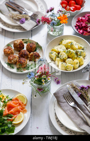 Songe d'une fête scandinave avec la salade de pommes de terre, boulettes de viande, de saumon et de betterave Banque D'Images