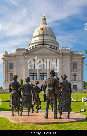Little Rock, Arkansas - 'testament', une sculpture en l'honneur du Little Rock--neuf élèves noirs qui ont intégré Little Rock Central High School en 1957 Banque D'Images