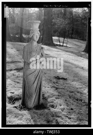 Sculpture, fermer la vue d'une statue d'une jeune fille - Parc National Seminary, borné par Capitol Beltway (I-495), Linden Lane, poêle à bois Avenue, et Smith Drive, Silver Spring, dans le comté de Montgomery, MD ; U.S. Département de l'armée ; Ray, Arthur ; Cassedy, John Irving, Ament, James ; E ; Davis, Roy Tasco ; Holman, Emily Elizabeth ; Schneider, Thomas Franklin ; Rosenthal, James, l'équipe de terrain ; Prix, Virginie B, émetteur ; Ott, Cynthia, historien ; Boucher, Jack E, photographe ; Lavoie, Catherine C, gérant de projet, prix, Virginie B, émetteur ; Prix, Virginie B, émetteur Banque D'Images