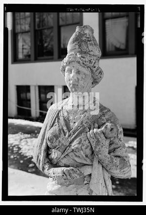 Sculpture, fermer la vue d'une statue d'une jeune fille - Parc National Seminary, borné par Capitol Beltway (I-495), Linden Lane, poêle à bois Avenue, et Smith Drive, Silver Spring, dans le comté de Montgomery, MD ; U.S. Département de l'armée ; Ray, Arthur ; Cassedy, John Irving, Ament, James ; E ; Davis, Roy Tasco ; Holman, Emily Elizabeth ; Schneider, Thomas Franklin ; Rosenthal, James, l'équipe de terrain ; Prix, Virginie B, émetteur ; Ott, Cynthia, historien ; Boucher, Jack E, photographe ; Lavoie, Catherine C, gérant de projet, prix, Virginie B, émetteur ; Prix, Virginie B, émetteur Banque D'Images