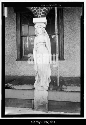 Sculpture, vue sur l'une des Caryatides sur le porche de Maidens, avec l'échelle - Parc National Seminary, borné par Capitol Beltway (I-495), Linden Lane, poêle à bois Avenue, et Smith Drive, Silver Spring, dans le comté de Montgomery, MD ; U.S. Département de l'armée ; Ray, Arthur ; Cassedy, John Irving, Ament, James ; E ; Davis, Roy Tasco ; Holman, Emily Elizabeth ; Schneider, Thomas Franklin ; Rosenthal, James, l'équipe de terrain ; Prix, Virginie B, émetteur ; Ott, Cynthia, historien ; Boucher, Jack E, photographe ; Lavoie, Catherine C, gérant de projet, prix, Virginie B, émetteur ; Prix, Virginie B, émetteur Banque D'Images