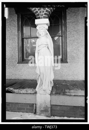 Sculpture, vue sur l'une des Caryatides sur le porche de Maidens - Parc National Seminary, borné par Capitol Beltway (I-495), Linden Lane, poêle à bois Avenue, et Smith Drive, Silver Spring, dans le comté de Montgomery, MD ; U.S. Département de l'armée ; Ray, Arthur ; Cassedy, John Irving, Ament, James ; E ; Davis, Roy Tasco ; Holman, Emily Elizabeth ; Schneider, Thomas Franklin ; Rosenthal, James, l'équipe de terrain ; Prix, Virginie B, émetteur ; Ott, Cynthia, historien ; Boucher, Jack E, photographe ; Lavoie, Catherine C, gérant de projet, prix, Virginie B, émetteur ; Prix, Virginie B, émetteur Banque D'Images