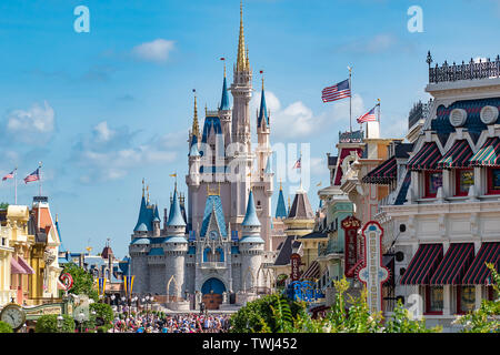 Orlando, Floride. Le 10 mai 2019. Vue de dessus de la rue principale et le Château de Cendrillon au Magic Kingdom à Walt Disney World Banque D'Images