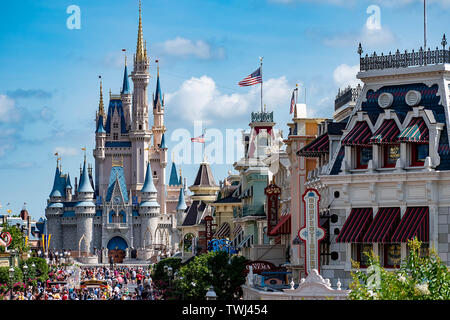 Orlando, Floride. Le 10 mai 2019. Vue de dessus de la rue principale et le Château de Cendrillon au Magic Kingdom à Walt Disney World Banque D'Images