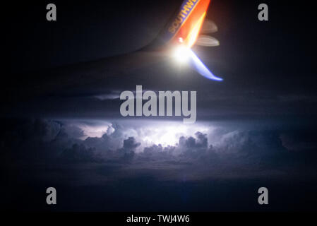 La Nouvelle-Orléans, Louisiane, Etats-Unis. 16 Juin, 2019. Un orage est vu de l'intérieur d'un avion sud-ouest sur un vol de New Orleans à Los Angeles, Californie à La Nouvelle-Orléans, Louisiane, le dimanche, 16 juin. Crédit : Justin L. Stewart/ZUMA/Alamy Fil Live News Banque D'Images
