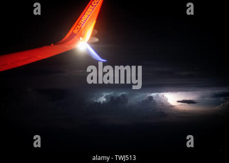 La Nouvelle-Orléans, Louisiane, Etats-Unis. 16 Juin, 2019. Un orage est vu de l'intérieur d'un avion sud-ouest sur un vol de New Orleans à Los Angeles, Californie à La Nouvelle-Orléans, Louisiane, le dimanche, 16 juin. Crédit : Justin L. Stewart/ZUMA/Alamy Fil Live News Banque D'Images